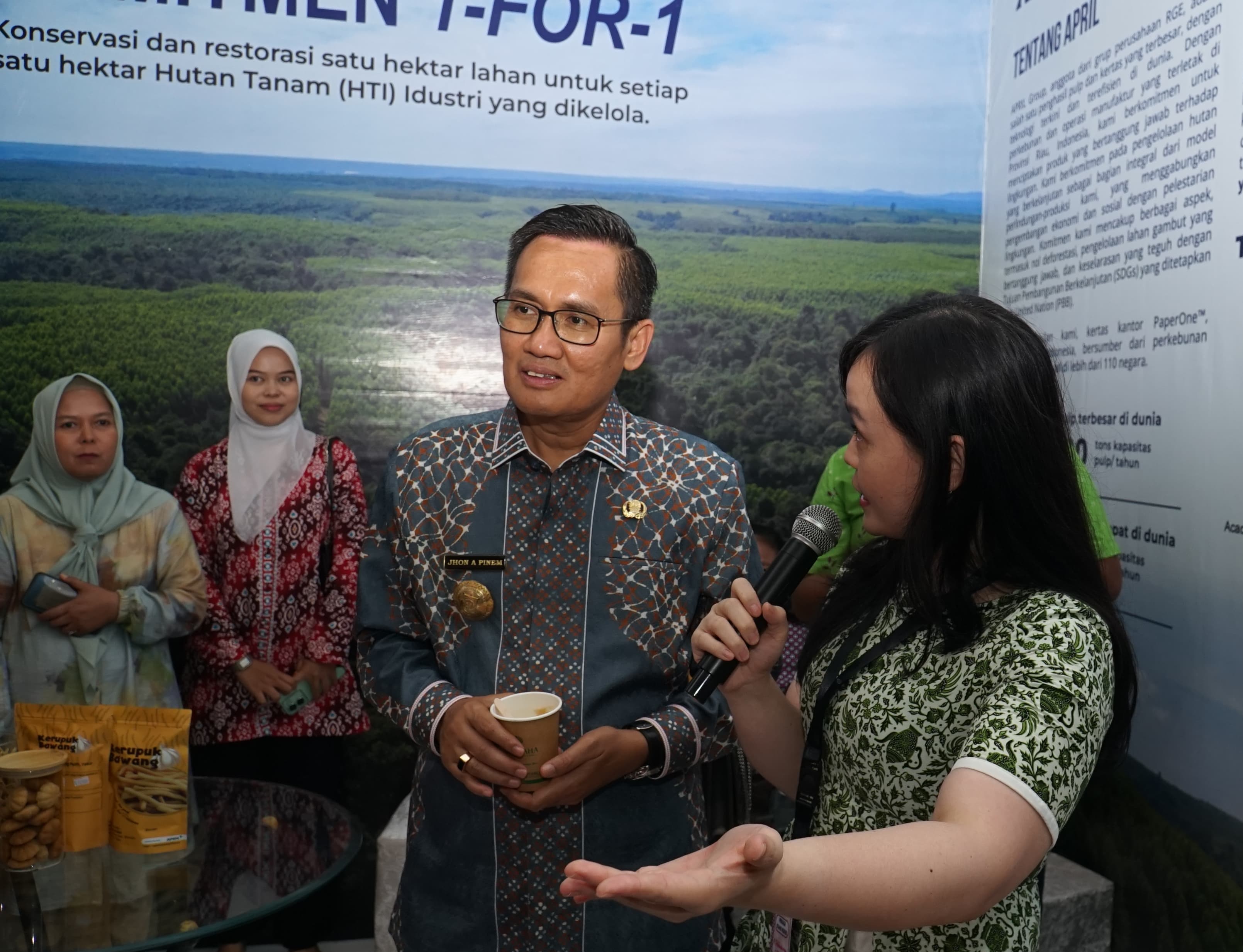 Pj Bupati Pelalawan Dr Jhon Armedi Pinem saat meninjau stand RAPP dan APR pada Hari Jadi ke-25 Pelalawan, di RPK Pangkalankerinci, 8-12 Oktober 2024.