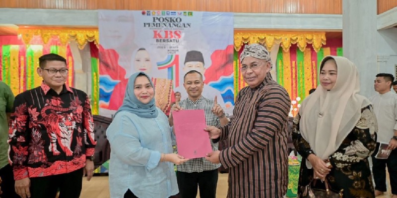 Paguyuban suku diwakili Paguyuban Suku Jawa Mashuri menyerahkan dukung kepada paslon Bupati dan Wabup Bengkalis KBS di Pondopo IKJR di Bengkalis, Selasa (8/10/2024) malam.