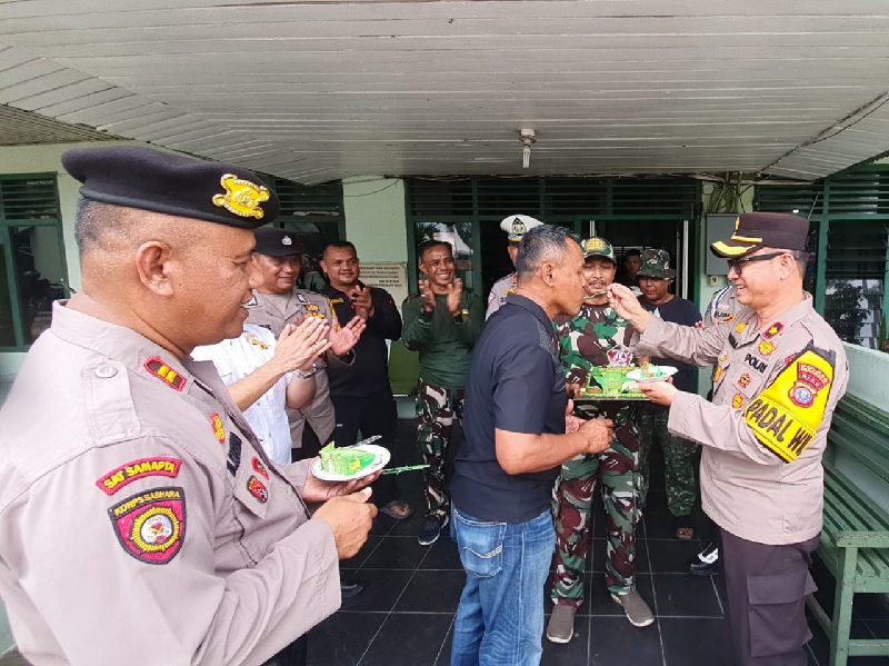 Kapolsek Pinggir Kompol Darmawan menyuapkan kue HUT ke-79 TNI kepada Danrmil 03/Mandau-Pinggir Kapten Arh Jemirianto di Makoramil 03/Mandau.