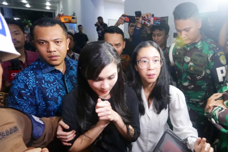 Artis Sandra Dewi usai menjalani pemeriksaan di Gedung Kejaksaan Agung, Jakarta, Rabu (15/5/2024).