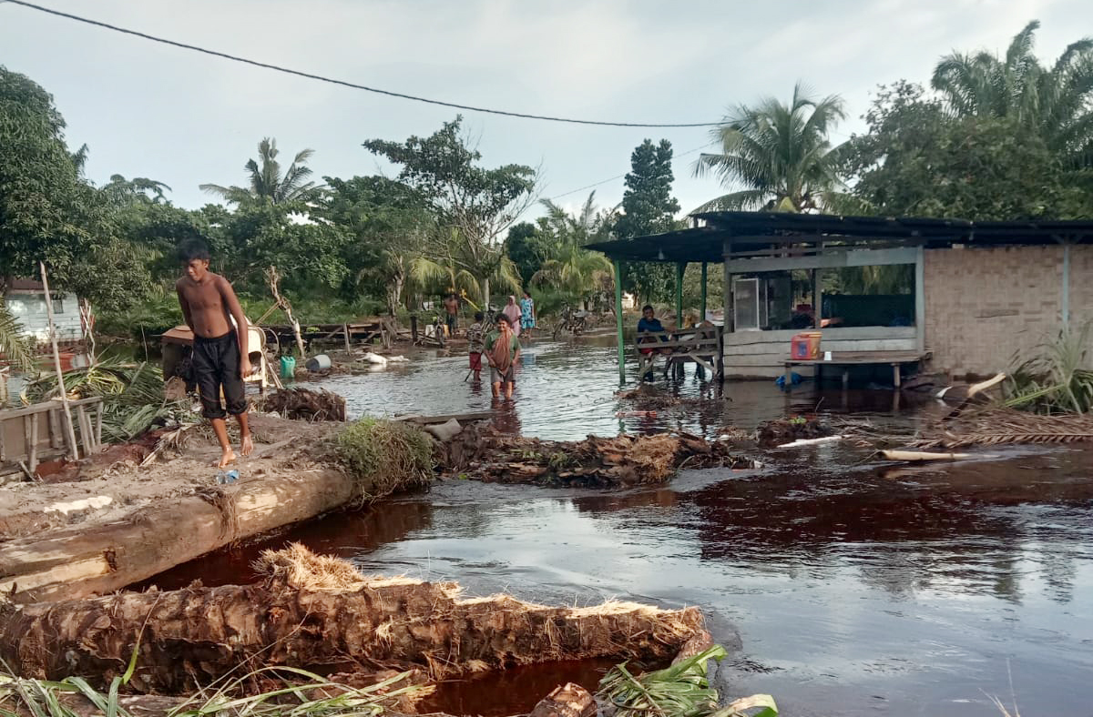 Banjir masih menggenangi permukiman warga di Dusun Podo Rukun Kepenghuluan Pasir Limau Kapas, Kecamatan Pasir Limau Kapas, Kabupaten Rokan Hilir, Rabu (9/10/2024).