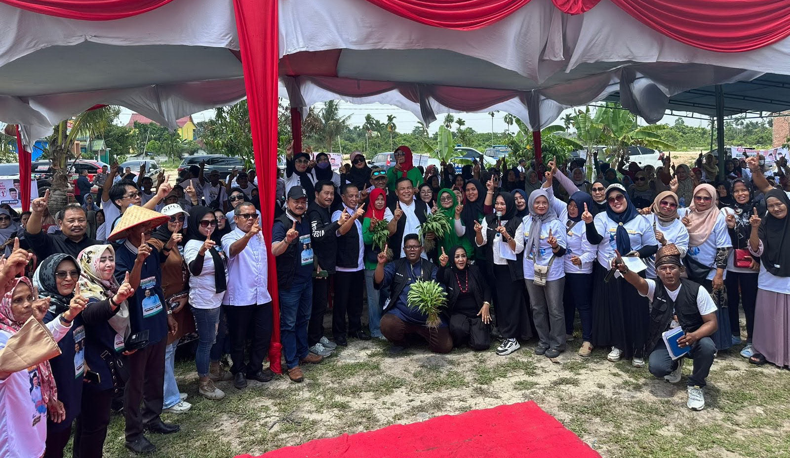 Calon Wakil Gubernur Riau nomor urut 1 SF Hariyanto foto bersama masyarakat usai kampanye dialogis di Kecamatan Tuah Madani, Pekanbaru, Rabu (9/10/2024).