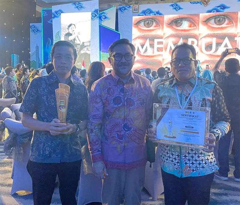 Kepala Diskominfotik Riau Ikhwan Ridwan (kanan) usai menerima penghargaan di Bandung, Kamis (10/10/2024).