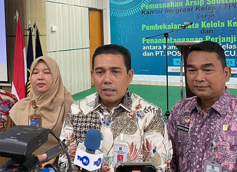 Kakanwil Kemenkumham Riau Budi Argap Situngkir didampingi Plt Kakan Imigrasi Pekanbaru Hubertus Hence dan Executive General Manager PT Pos Indonesia Nola Wahyuni, memberikan keterangan pers.