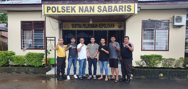 Unit Gakkum Satlantas Polres Siak foto bersama personel Polsek Nan Sabaris dan sopir bus Indra Fauzi di Polsek Nan Sabaris, Kabupaten Padang Pariaman, Provinsi Sumatera Barat, Kamis (10/10/2024).