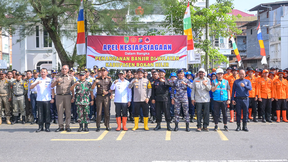 Plt Bupati Rohil H Sulaiman foto bersama pejabat forkopimda dan para peserta apel pada saat kegiatan apel siaga penanganan banjir Rohil yang digelar di depan Kantor BPKAD Rohil di Bagansiapiapi, Rabu (9/10/2024).