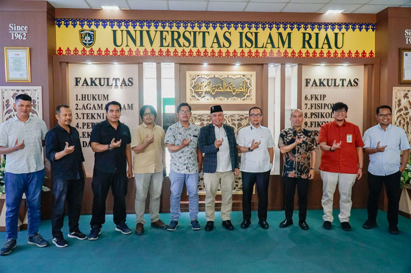 Wakil Rektor I Universitas Islam Riau (UIR) Prof Dr H Syafhendry MSi (lima kanan) didampingi Wakil Rektor II Prof Dr Firdaus AR SE MSi AK CA (empat kanan), Wakil Rektor III Prof Dr Admiral SH MH (tiga kanan), Kepala Biro Humas UIR Prof Dr Harry Setiawan