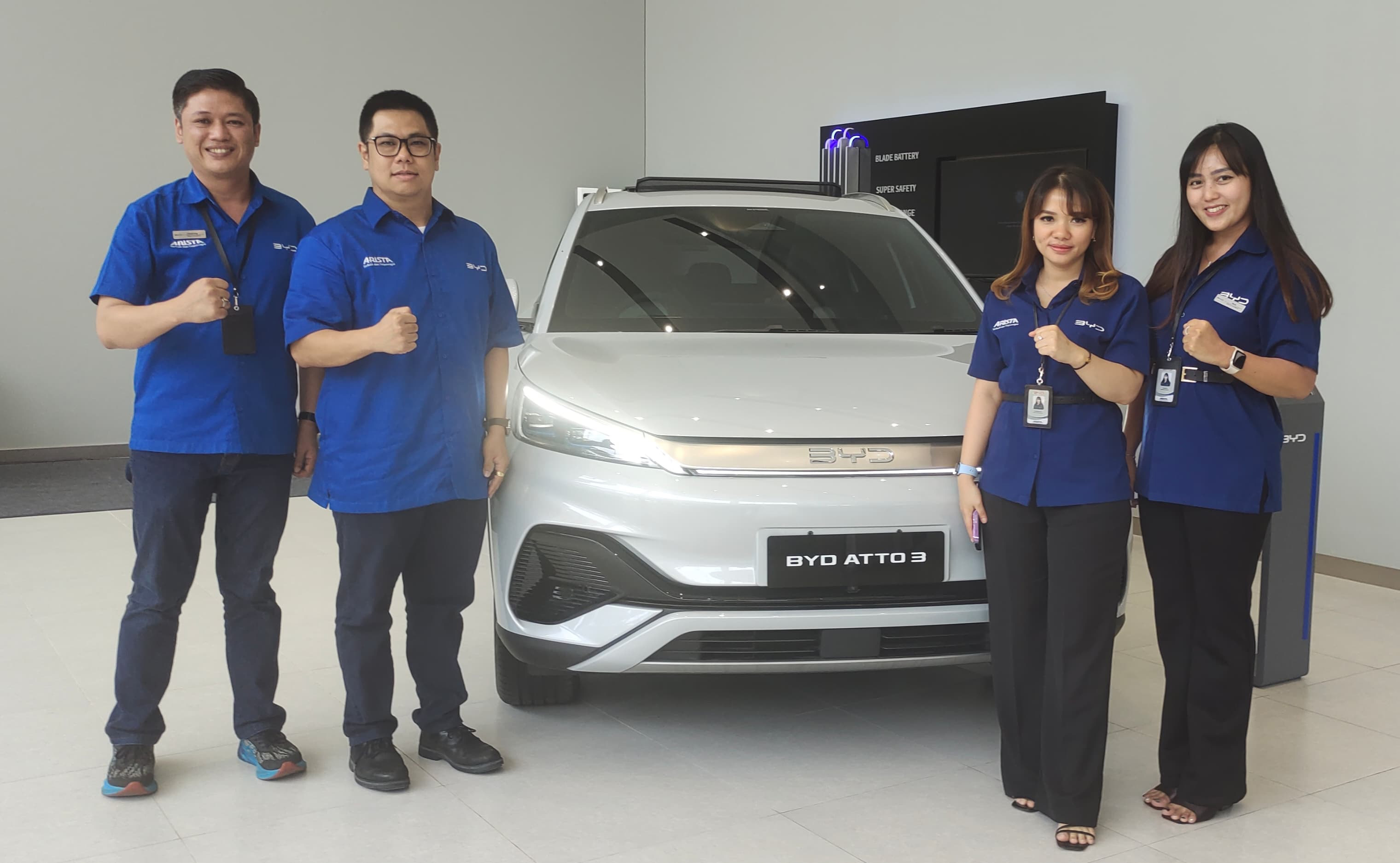 Branch Manager (BM) BYD Arista Pekanbaru Hendra Ong dan tim foto bersama di depan BYD Atto 3 saat peresmian dealer BYD Arista Pekanbaru, belum lama ini.