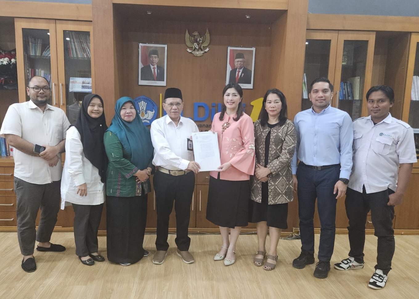 Rektor UNPRI Prof Dr Chrismis Novalinda Ginting, MKes, menerima SK Mendikbudristek dari Kepala LLDIKTI Wilayah I Prof Drs Saiful Anwar Matondang MA PhD di Kantor LLDIKTI Wilayah I Medan, Senin (7/10).