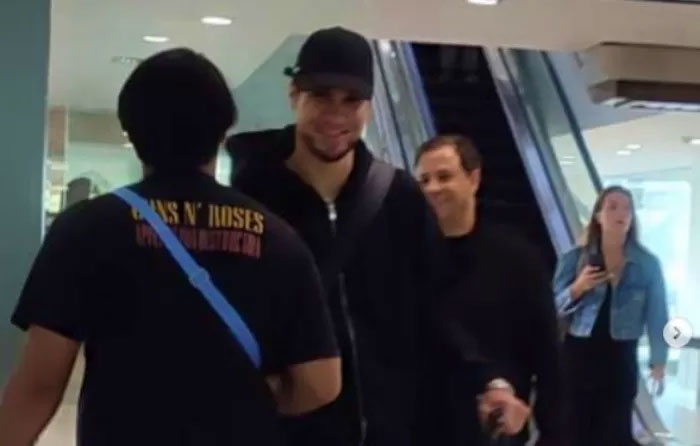 Kevin Diks (tengah) berada di Jakarta. Apakah ini pertanda dirinya siap bergabung dengan Timnas Indonesia.