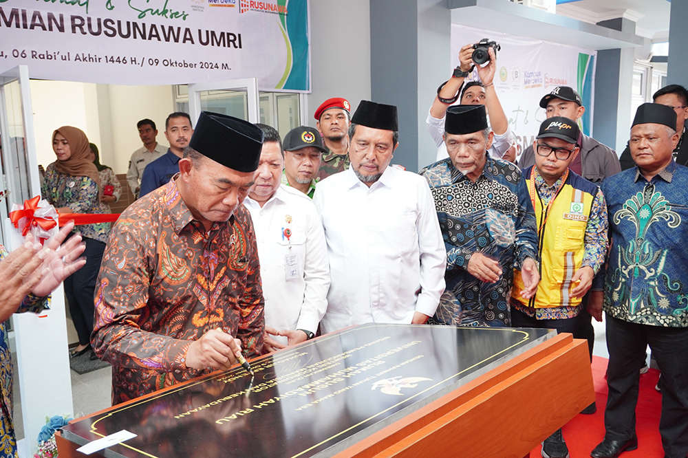 Menteri Koordinator Bidang Pembangunan Manusia dan Kebudayaan RI Prof Dr Muhadjir Effendy MAP saat menandatangani prasasti Rumah Susun (Rusun) Umri, Rabu (9/10/2024).