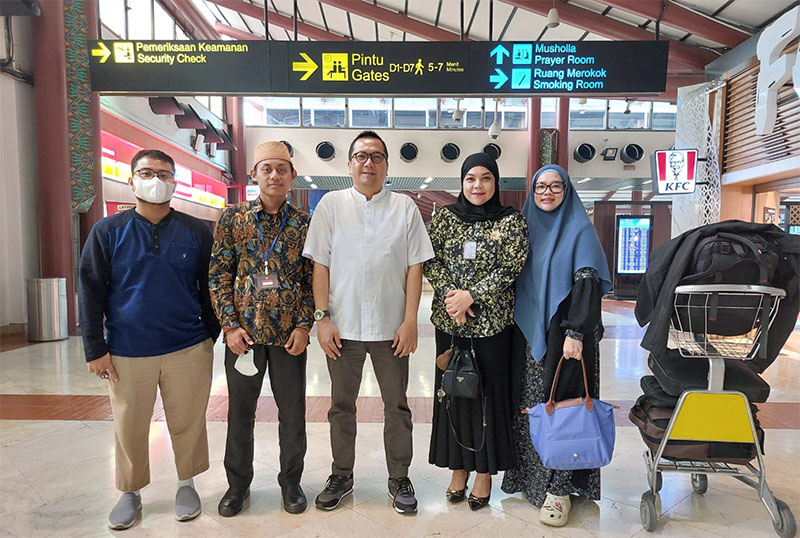 Plh Kepala Badan Penghubung Provinsi Riau Jakarta, Deccy mengantar dua mahasiswa asal Riau yang baru dipulangkan dari Lebanon, Jumat (11/10).