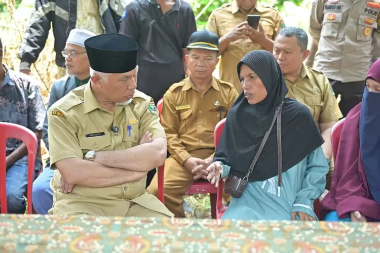 Ibu kandung Nia Kurnia Sari saat didatangi Gubernur Sumbar. Kejari membuka peluang kenakan pasal pembunuhan berencana.