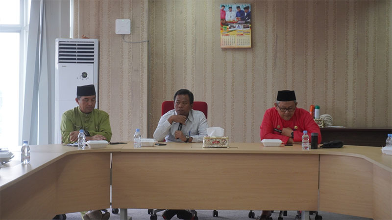 Plt Bupati Rohil H Suliman SS MH menyampaikan sambutan pada rapat evaluasi kinerja di lingkungan Setdakab Rohil di Bagansiapiapi, Jumat (11/10/2024).