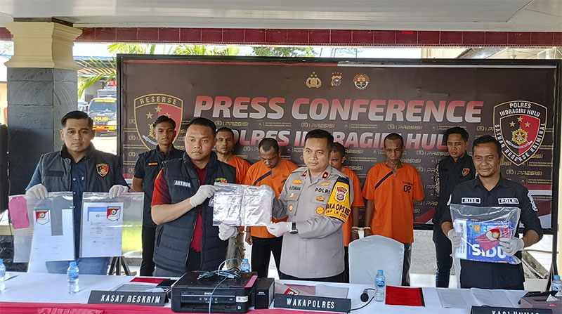Waka Polres Inhu, Kompol Manapar Manapar Situmeang SIK MH didampingi Kasat Reskrim AKP Arthur Joshua Toreh STrK SIK MH dan pejabat Polres lainnya pada konfresnsi pers, Jumat (11/10/2024).