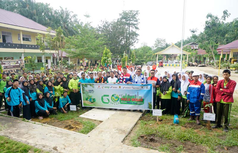 Team Manager Field Operations PHR Bangko Tameng Nabaga bersama tim, Direktur Riau Pos Asmawi Ibrahim, Kepala SMAN 3 Bangko Pusako Muhamman Ali SPd, foto bersama seluruh siswa dan guru usai penanaman