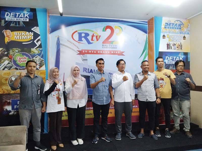 Ketua Divisi Sosdiklih, Partisipasi Masyarakat dan SDM KPU Pekanbaru Rizqi Abadi didampingi beberapa staf berfoto bersama Direktur Rtv Ahmad Dardiri, Direktur Riau Pos Firman Agus