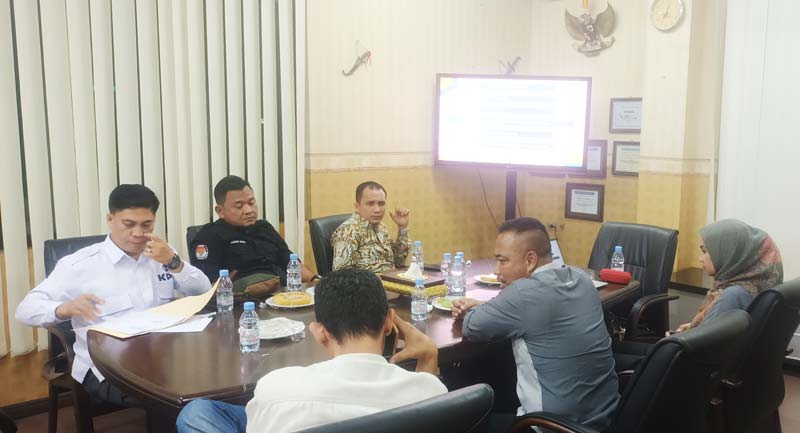 KPU Kepulauan Meranti Hanafi Rusli (baju hitam) didampingi Kasubbag SDM Parmas Bherry Tinanto (batik) dan staf SDM Turanto saat berdiskusi bersama jajaran pimpinan RTv.
