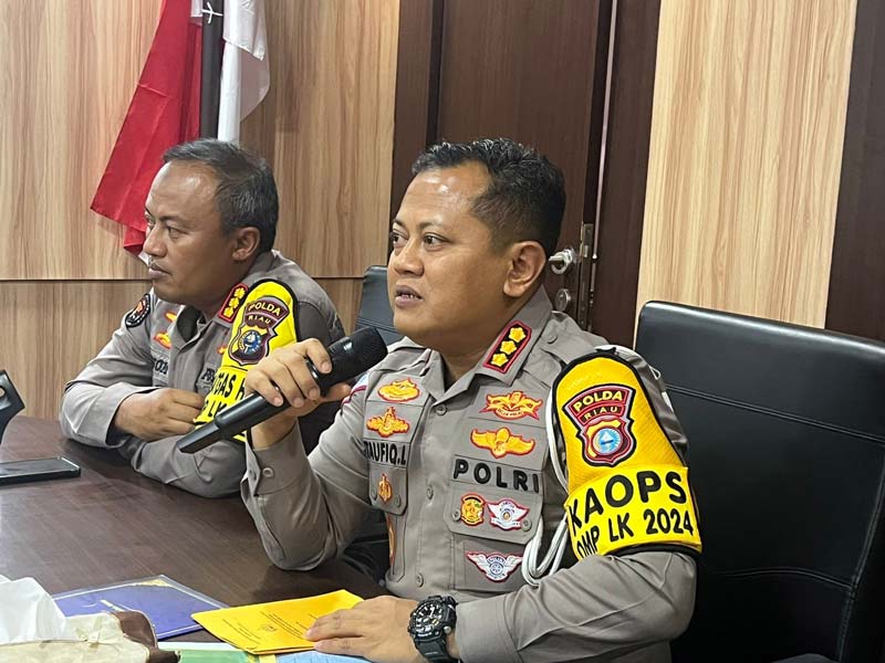 Direktur Lalu Lintas Polda Riau Kombes Pol Taufiq Lukman (kanan) didampingi Kabid Humas Polda Riau Kombes Pol Anom Karibianto (kiri)