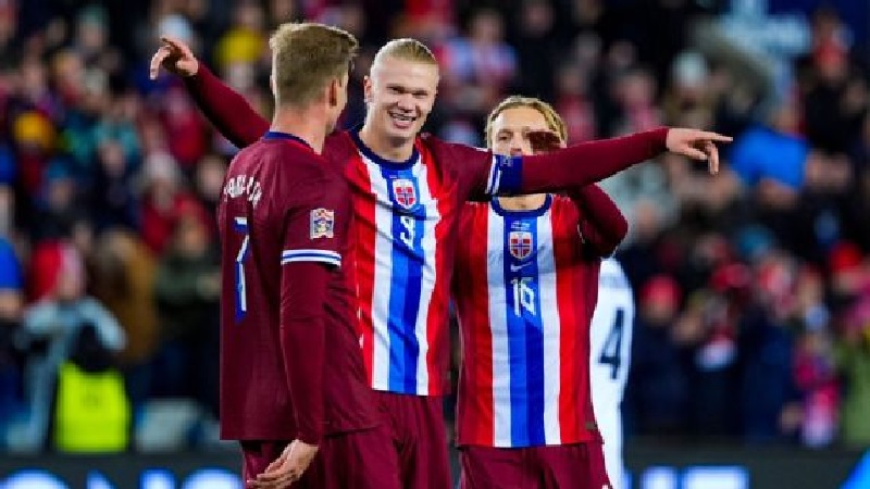 Erling Haaland (tengah) melakukan selebrasi usai mencetak gol melawan Slovenia di UEFA Nations League.