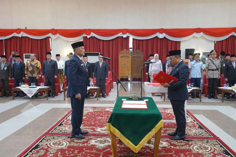 Penjabat Gubernur Riau Rahman Hadi saat melantik Penjabat Sekretaris Daerah Provinsi Riau Taufiq OH di Gedung Daerah Riau, Jumat (11/10/2024).