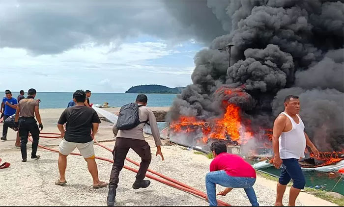 Speedboat rombongan Calon Gubernur Maluku Utara nomor urut 4, Beny Laos terbakar.