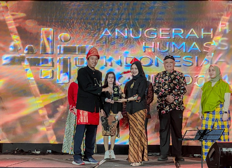 Nurseno Dwi Putranto, Comrel & CID Officer Pertamina Hulu Rokan Regional Sumatera Zona 1 saat menerima penghargaan Anugerah Humas Indonesia predikat silver winner untuk Pertamina EP Lirik, Jumat.