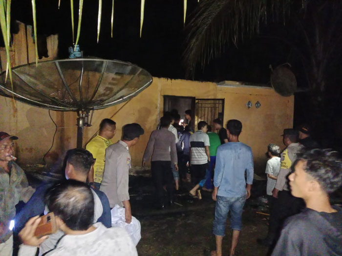 Warga Desa Pulau Busuk Jaya Inuman melakukan pencarian korban kebakaran usai kejadian, Jumat (11/10/2024) malam.