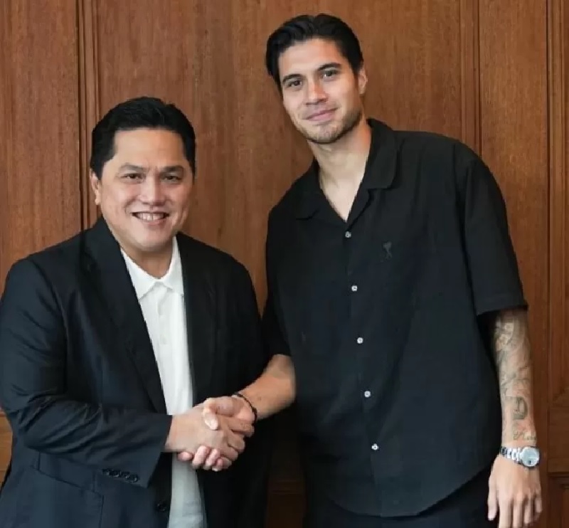 Kevin Diks (kanan) bersalaman dengan Ketua Umum PSSI Erick Thohir. Diks siap memperkuat Timnas Indonesia.