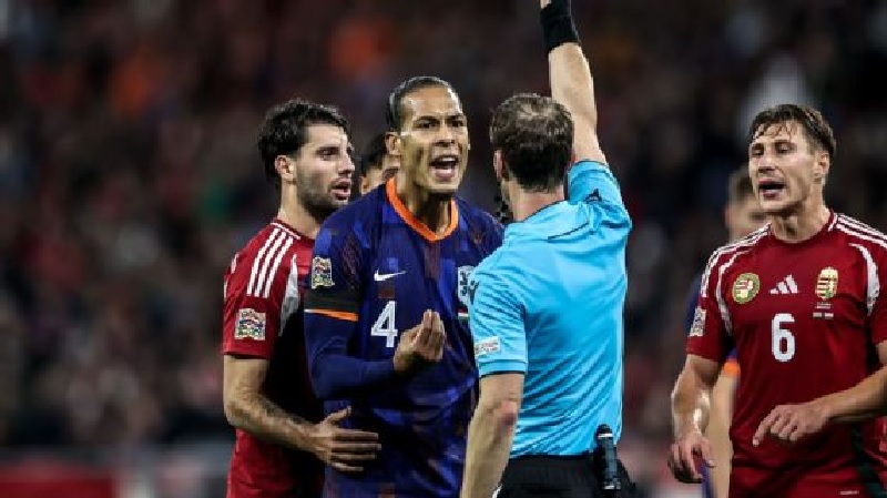 Virgil van Dijk merasa marah dengan keputusan wasit yang memberinya kartu kuning pertama dari dua kartu kuning saat melawan Hungaria.