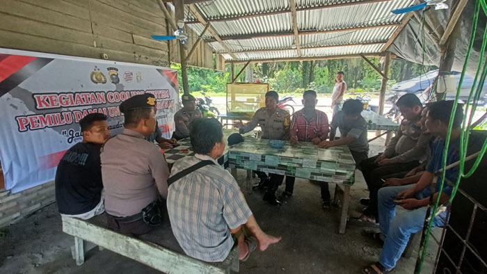 Personel Polsek Pinggir mengajak masyarakat menjaga Kamtibmas dan menyukseskan pelaksanaan Pilkada serentak 2024 di Desa Pangkalan Libut Kecamatan Pinggir, Ahad (13/10/2024).
