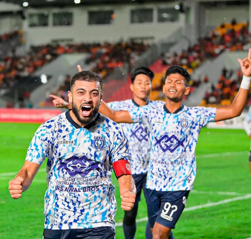 Kapten PSPS Pekanbaru Omid Popalzay melakukan selebrasi usai mencetak gol ke gawanag Persiraja Banda Aceh. PSPS sementara unggul 1-0 pada babak pertama.