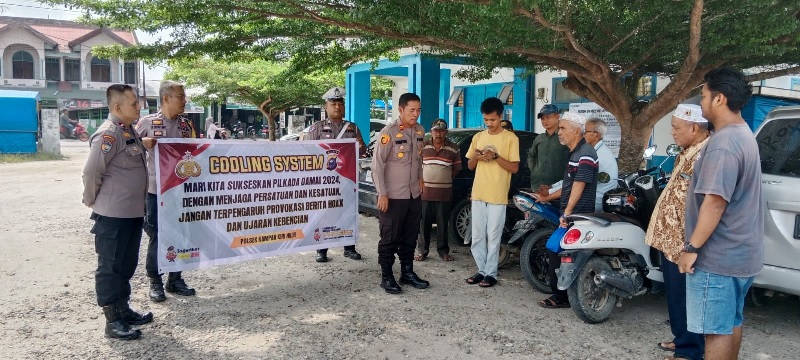 Kapolsek Kampar Kiri Hilir memimpin patroli ke Pasar Sungai Pagar untuk menyampaikan imbauan kamtibmas kepada pedagang.