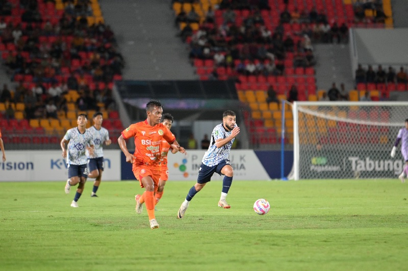 Kapten PSPS Pekanbaru Omid Popalzay (kanan) mengejar bola saat bermain imbang 1-1 dengan Persiraja Banda Aceh pada matchday ke-6 GrupA Liga 2 di Stadion Harapan Bangsa, Banda Aceh, Ahad (13/10/2024).