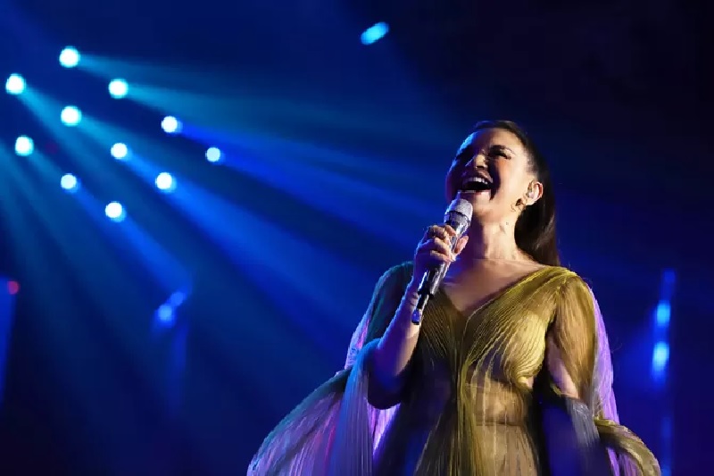 Penyanyi Rossa tampil pada konser bertajuk "Rossa 25 Shining Years Star" di Istora Senayan, Jakarta, Jumat (27/5/2022).