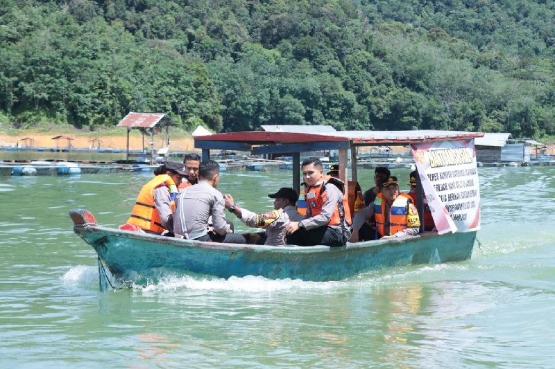 Kapolres Kampar AKBP Ronald Sumaja didampingi Wakapolres Kompol Andi Cakra Putra dan PJU Polres Kampar turun langsung melakukan peninjauan ke TPS terpencil di Desa Pulao Godang, XIII Koto Kampar.