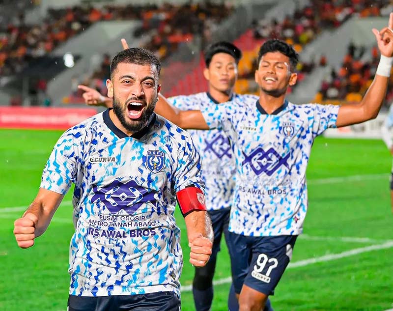 Kapten PSPS Omid Popalzay melakukan sele&shy;brasi usai mencetak gol ke gawang Persiraja dalam pertandingan Liga 2 di Stadion Harapan Bangsa, Banda Aceh, Ahad (13/10/2024).
