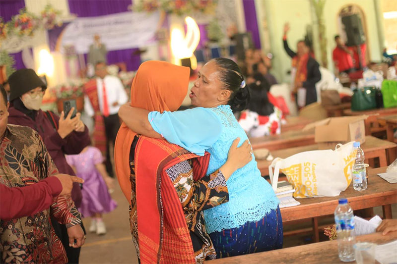 Dr Afni Z MSi dipeluk dengan erat oleh salah seorang jemaat Gereja HKNP Minas, Kabupaten Siak, Ahad (13/10/2024).