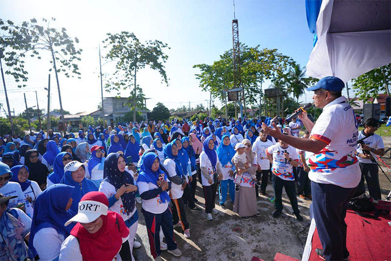 Alfedri melakukan kampanye dialogis di hadapan ribuan massa di area Perumahan PT IKPP, Kelurahan Perawang, Ahad (13/10/2024).