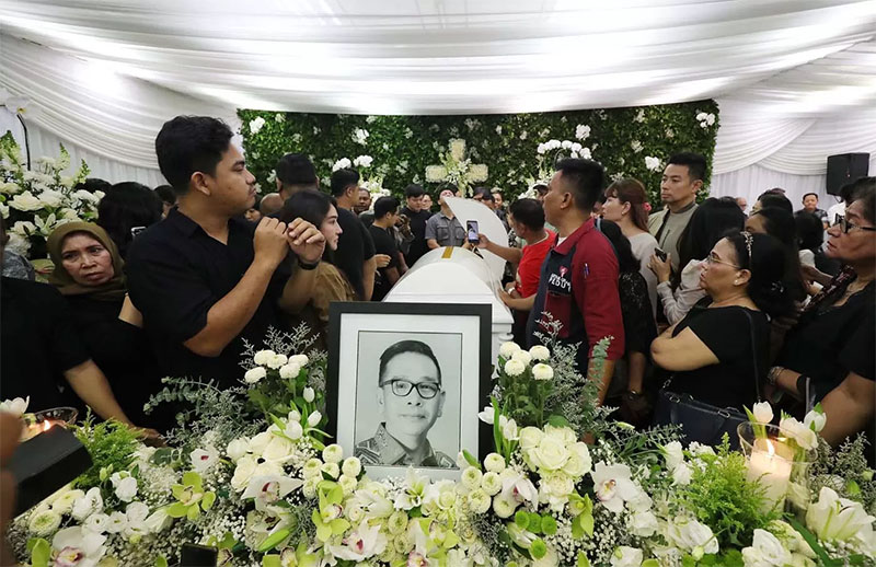 Keluarga dan teman dekat melayat Jenazah Benny Laos ke Rumah Duka Sentosa di RSPAD, Jakarta, Ahad   (13/10/2024).