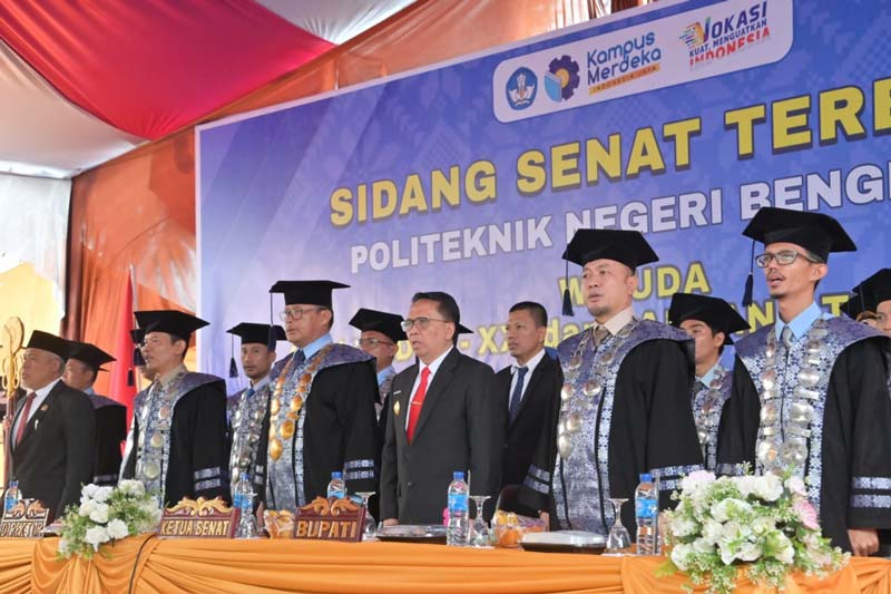 Pjs Bupati Bengkalis Akhmad Sudirman Tavipiyono menghadiri Sidang Senat Terbuka Wisuda Ahli Madya XXI dan Sarjana Terapan&nbsp; VIII Polbeng