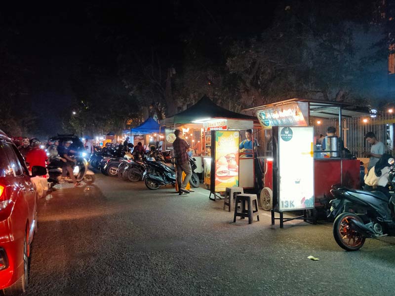 Pedagang kuliner kembali berjualan di kawasan Jalan Cut Nyak Dhien, Pekanbaru, Sabtu (12/10/2024) malam.