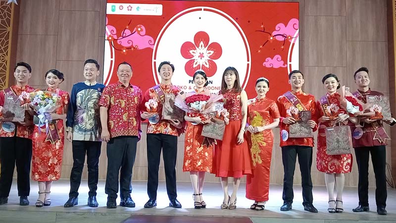 Ketua Pembina PSMTI Riau Peng Suyoto (empat kiri) foto bersama para pemenang Koko Cici Riau 2024 di Sekolah Dharma Yudha Pekanbaru, Ahad (13/10/2024).