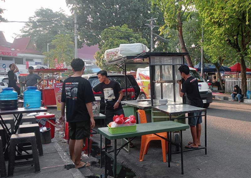 Pedagang  menyusun lapak tempat mereka berjualan di kawasan Cut Nyak Dhien, Jumat (11/10/2024) sore.