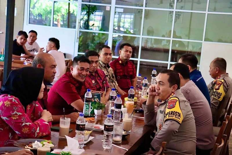 Kapolresta Pekanbaru Kombes Jeki Rahmat Mustika dan jajaran duduk bersama dengan Kepala Lapas Kelas IIA Pekanbaru Erwin F Simangunsong beserta jajaran membahas soal keamanan, Jumat (11/10/2024) lalu.