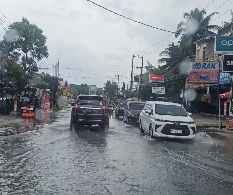 Salah satu titik lokasi genangan di Jalan Bukit Barisan, Kecamatan Tenayan Raya usai hujan mengguyur Kota Pekanbaru, Ahad (13/10/2024) sore.