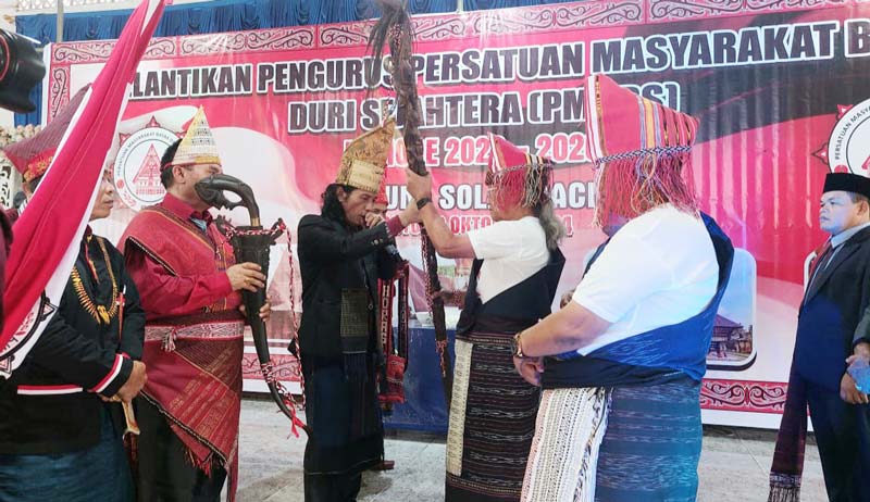 Ketua Umum DPP PMBDS Santun Sihombing melantik perwakilan tokoh masyarakat&nbsp;lima etnis Batak di Sopo Solagracia Sebanga, Kelurahan Talang Mandi