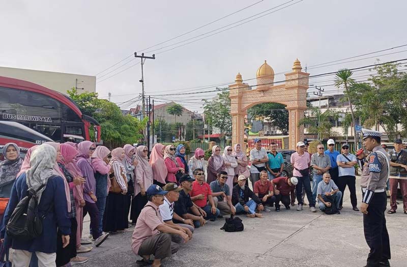 Kapospol Simpang Pokok Jengkol Duri, Aipda Ade Riko menyampaikan pesan pilkada serentak berjalan aman dan damai kepada Kopses Duri di halaman Masjid As-Salam