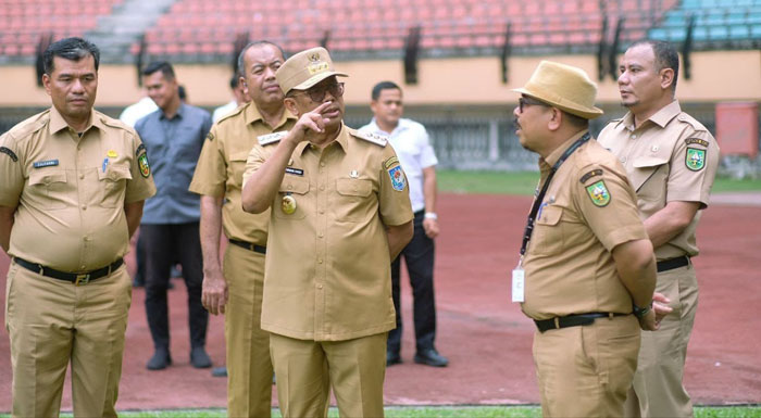 Pj Gubri Rahman Hadi saat meninjau Stadion Utama Riau, Senin (14/10/2024).