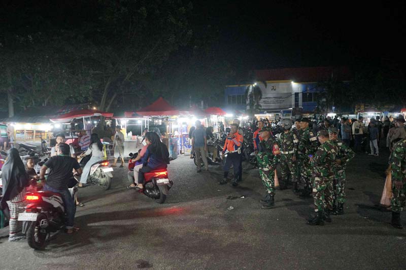 Sejumlah petugas bersiaga usai bentrokan yang terjadi antar dua kubu pedagang di kawasan kuliner malam Jalan Cut Nyak Dien Pekanbaru, Senin (14/10/2024).